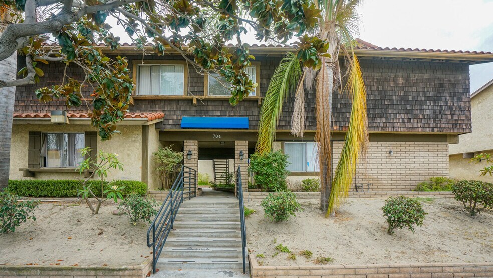 704 S Webster Ave, Anaheim, CA à vendre - Photo de l’immeuble – Image 2 sur 11