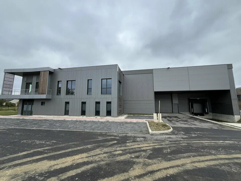 Local d'activités dans Courtry à vendre - Photo de l’immeuble – Image 2 sur 8