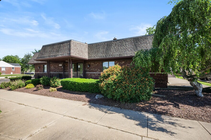 24825 Eureka Rd, Taylor, MI à vendre - Photo de l’immeuble – Image 3 sur 30