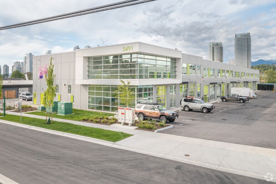 5491 Regent St, Burnaby, BC à louer - Photo de l’immeuble – Image 1 sur 5