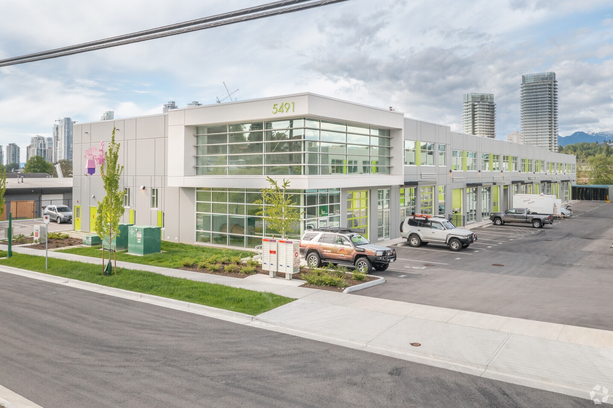 5491 Regent St, Burnaby, BC à louer Photo de l’immeuble– Image 1 sur 6