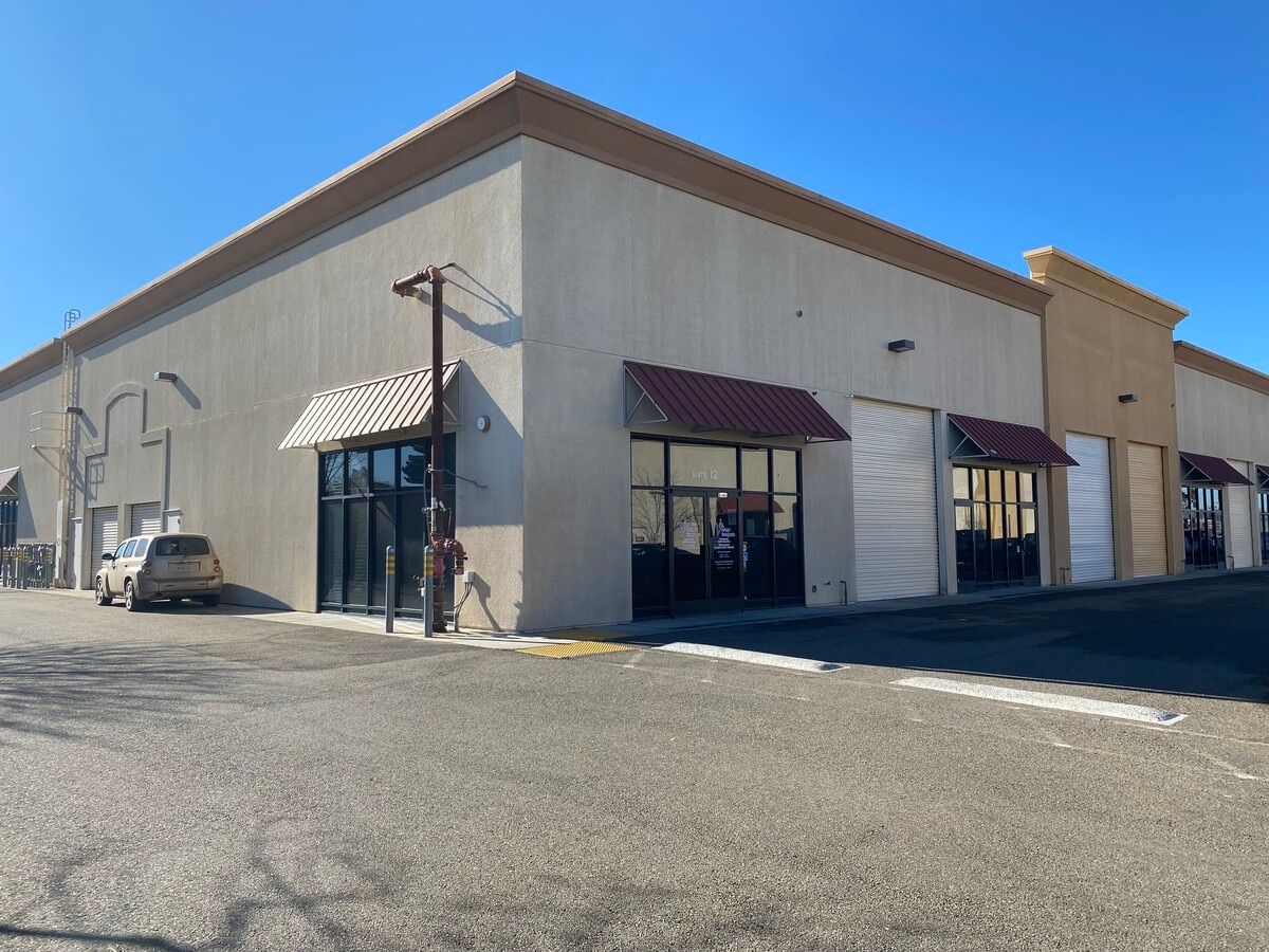 460 W Larch Rd, Tracy, CA 95304 - Lot 12 - - Photo intérieure - Image 1 of 9