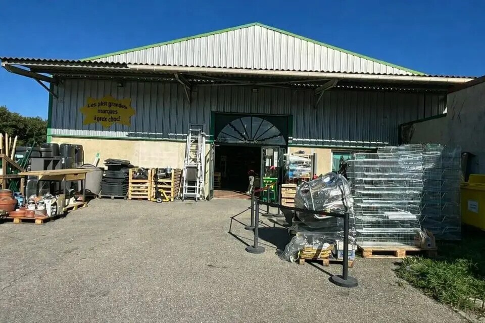 Local commercial dans Graveson à louer Photo de l’immeuble– Image 1 sur 12