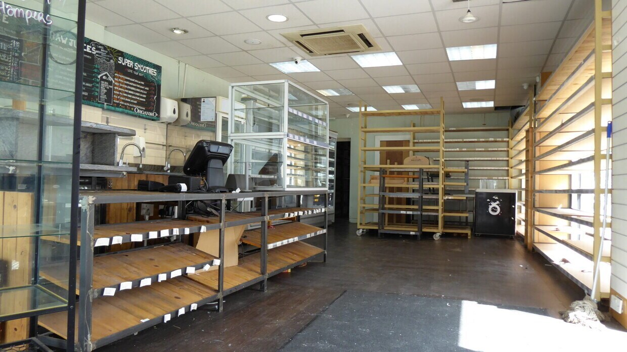 261 High Rd, Loughton à louer Photo intérieure– Image 1 sur 4