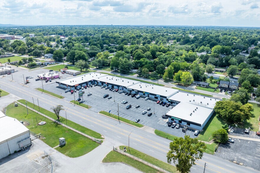 812 N Thompson St, Springdale, AR à louer - Photo de l’immeuble – Image 3 sur 6