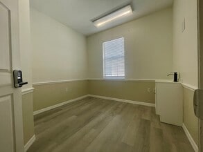 6922 Linebaugh Ave, Tampa, FL à louer Photo de l’immeuble– Image 2 sur 7