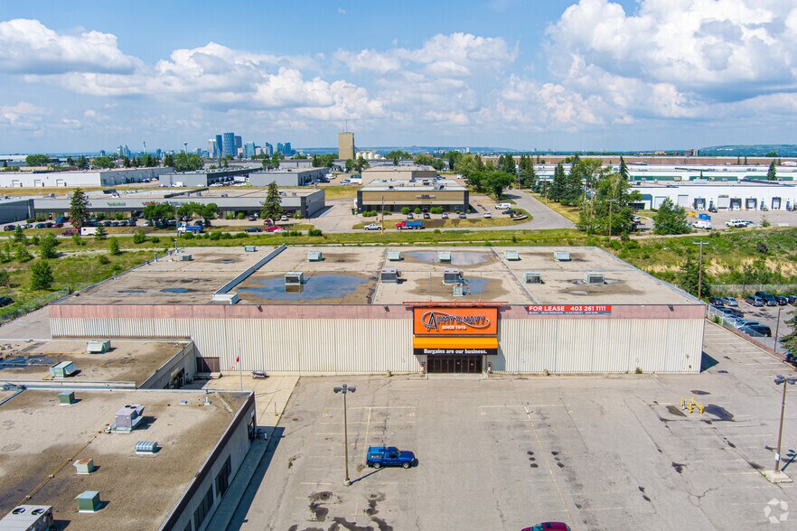 1107 33 St NE, Calgary, AB à vendre - Aérien – Image 2 sur 4