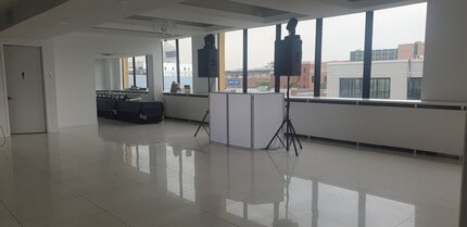 4701 Van Dam St, Long Island City, NY à louer Photo de l’immeuble– Image 1 sur 14