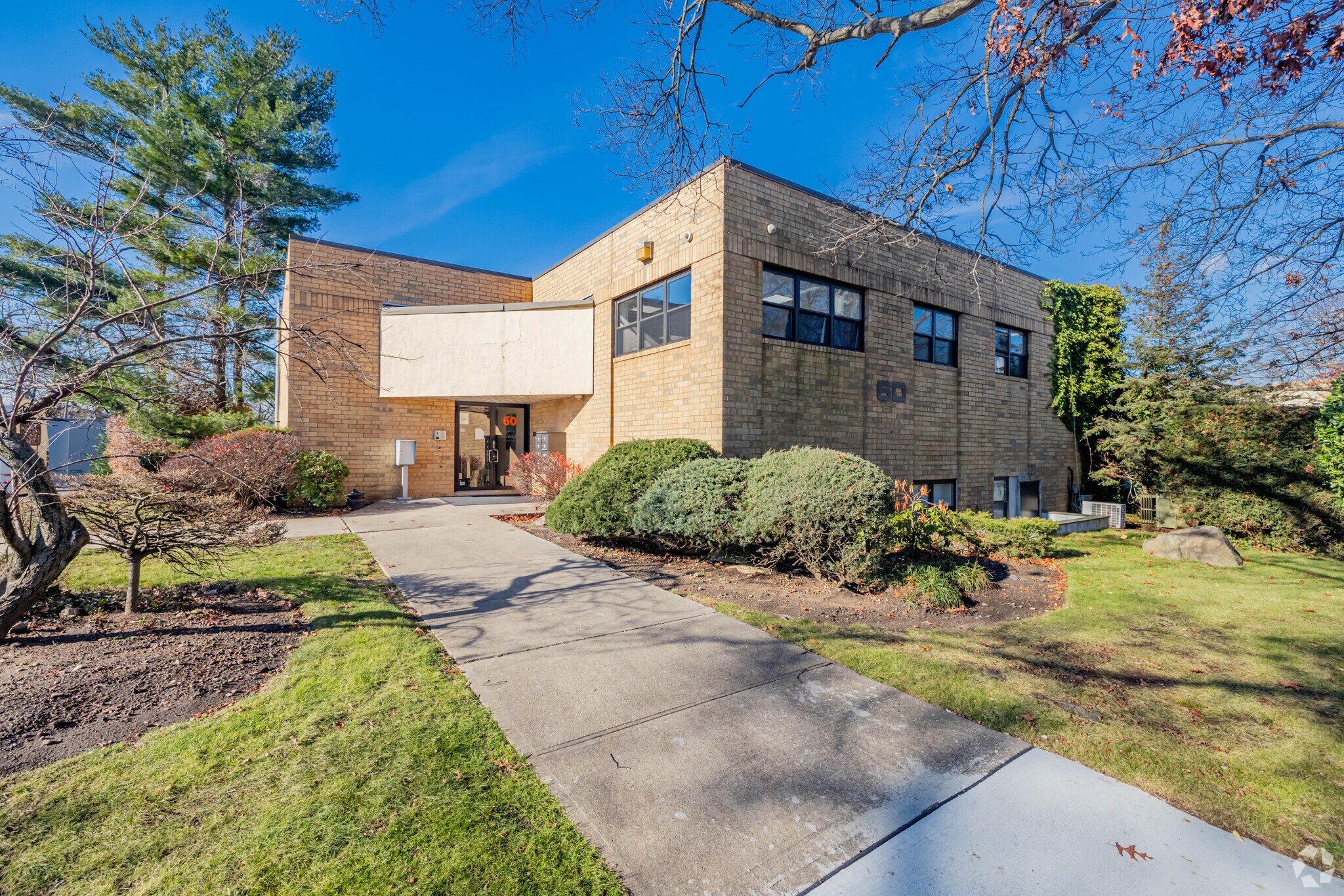 60-64 Oak Dr, Syosset, NY à louer Photo principale– Image 1 sur 7