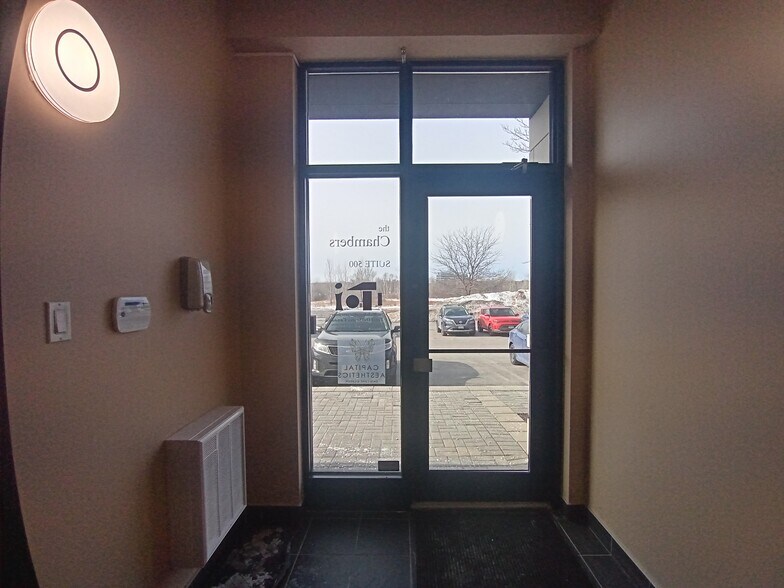300 Terry Fox Dr, Ottawa, ON à vendre - Photo de l’immeuble – Image 3 sur 33