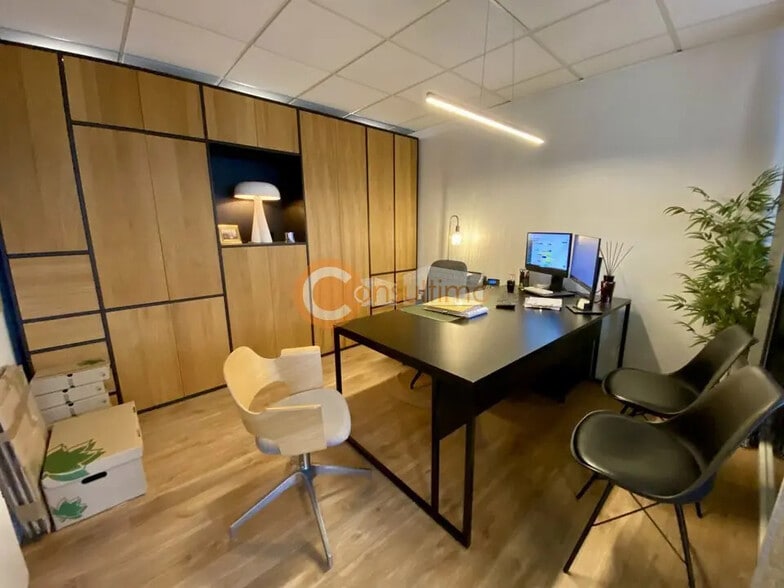 11 Avenue D'Aquitaine, Bruges à louer - Photo de l’immeuble – Image 2 sur 5