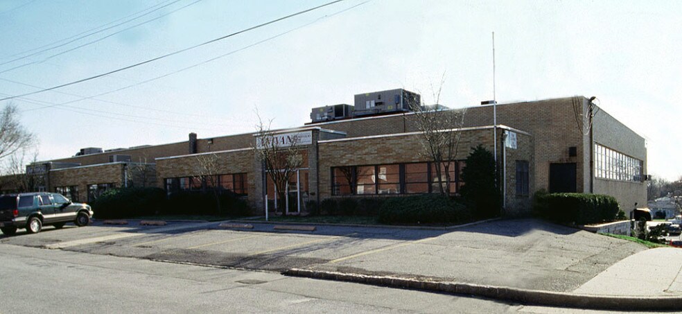 200-202 Stonehinge Ln, Carle Place, NY à louer - Photo de l’immeuble – Image 1 sur 7