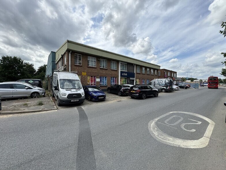 30 Commerce Rd, Brentford à louer - Photo de l’immeuble – Image 3 sur 28