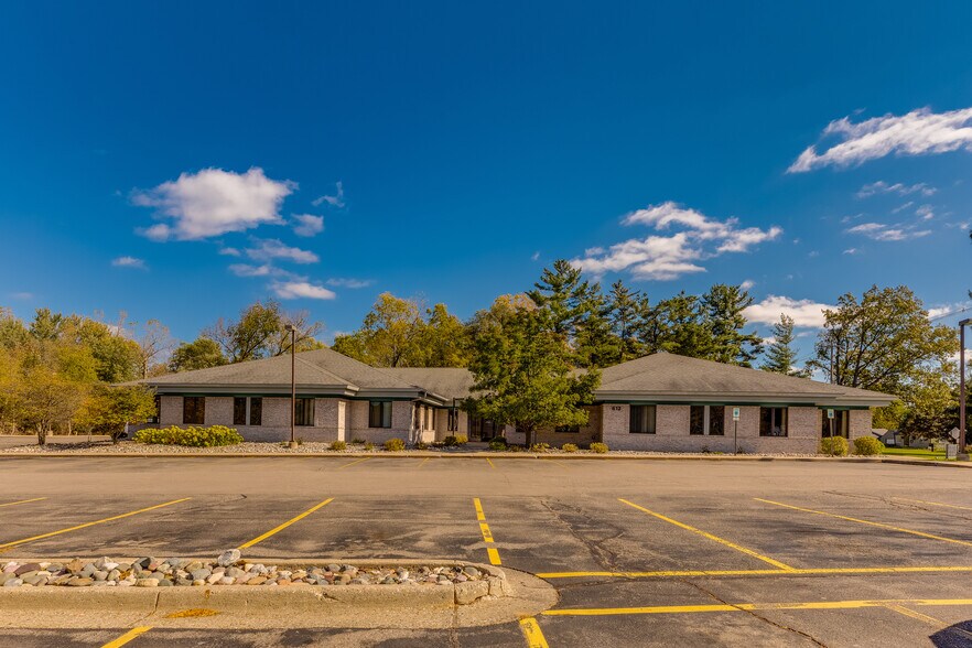 612 W Lake Lansing Rd, East Lansing, MI à louer - Photo de l’immeuble – Image 2 sur 5