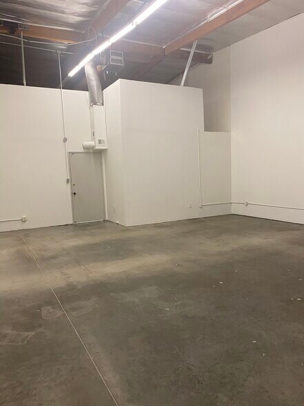 9035 Eton Ave, Canoga Park, CA à louer - Photo de l’immeuble – Image 2 sur 9
