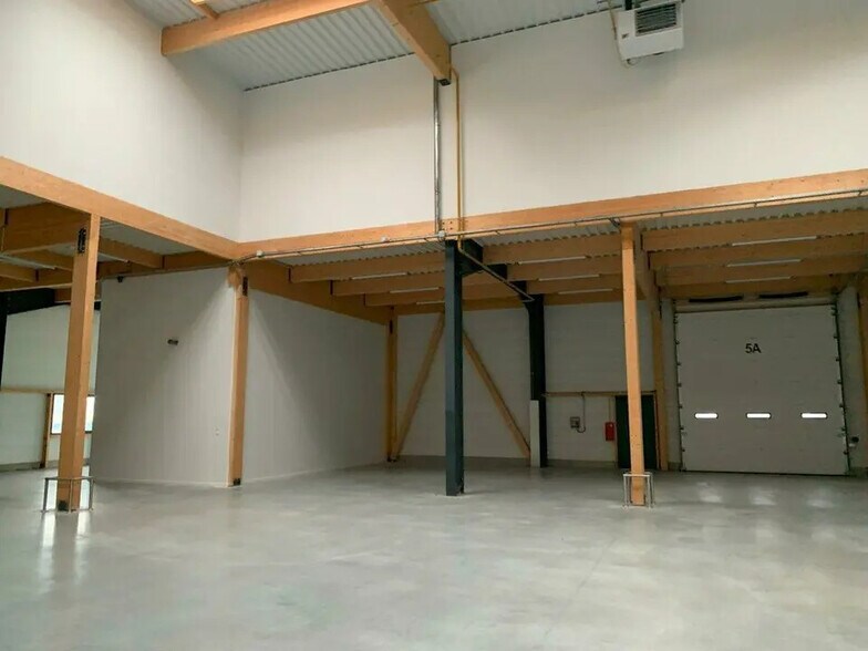 22 Rue Des Freres Lumiere, Saint-Bonnet-de-Mure à louer - Photo de l’immeuble – Image 3 sur 12