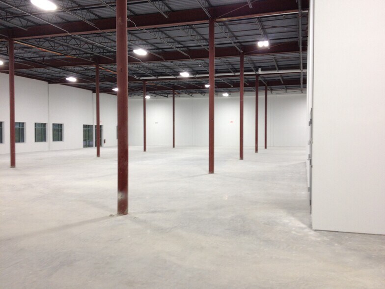 30-40 N America Dr, West Seneca, NY à louer - Photo de l’immeuble – Image 3 sur 4