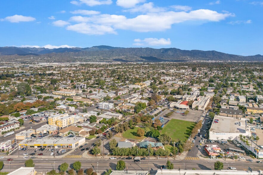 11447 Tiara St, North Hollywood, CA à vendre - Photo de l’immeuble – Image 2 sur 17