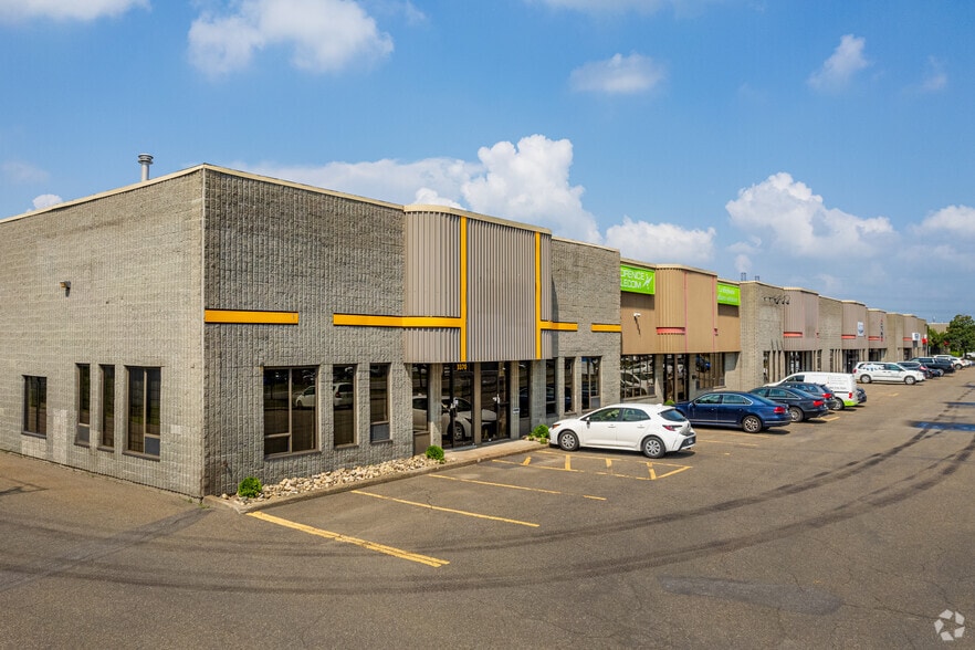 3370-3418 Boul Industriel, Laval, QC à louer - Photo principale – Image 1 sur 18