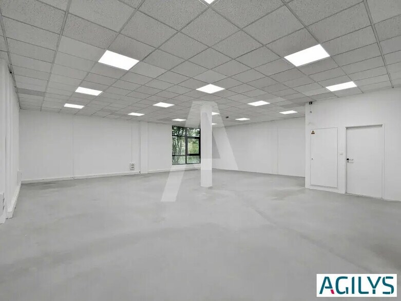 Local d’activités dans Saclay à louer - Photo de l’immeuble – Image 2 sur 12