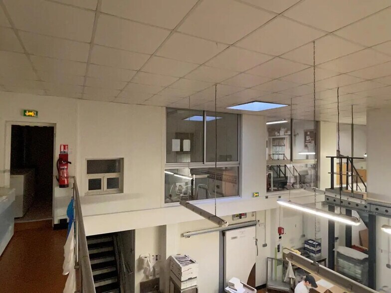 Local d'activités dans Villejuif à vendre - Photo de l’immeuble – Image 2 sur 8