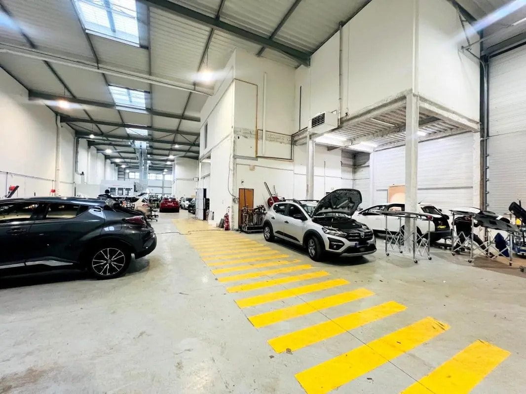 Local d’activités dans Élancourt à louer Photo de l’immeuble– Image 1 sur 14