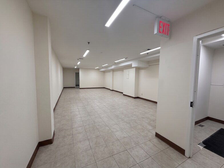 4102 Bell Blvd, Bayside, NY à louer - Photo de l’immeuble – Image 3 sur 14