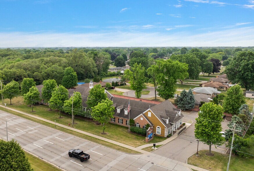 11080 Hall Rd, Sterling Heights, MI à louer - Photo de l’immeuble – Image 2 sur 14