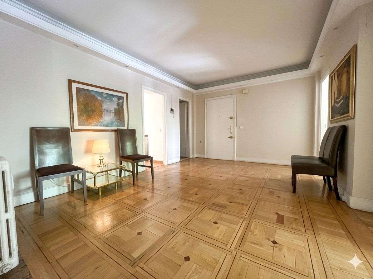Immeuble residentiel dans Madrid, Madrid à vendre Photo intérieure– Image 1 sur 7