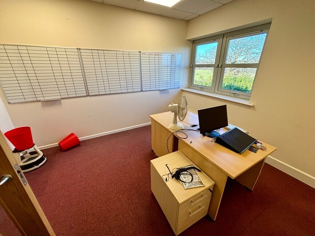 Monks Brk, Newport, IOW PO30 5BF - Lot 8 - - Photo intérieure - Image 1 of 9