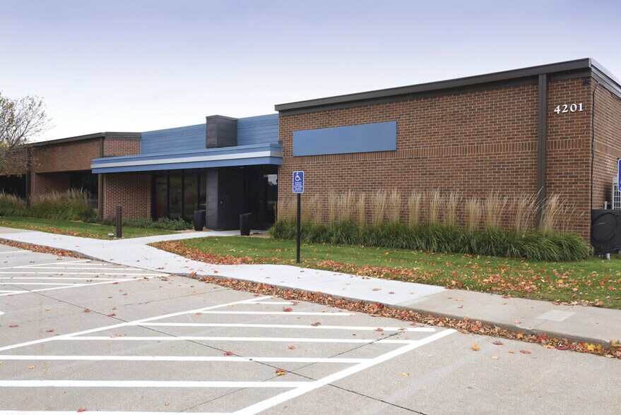 4201 Corporate Dr, West Des Moines, IA à louer - Photo de l’immeuble – Image 3 sur 14