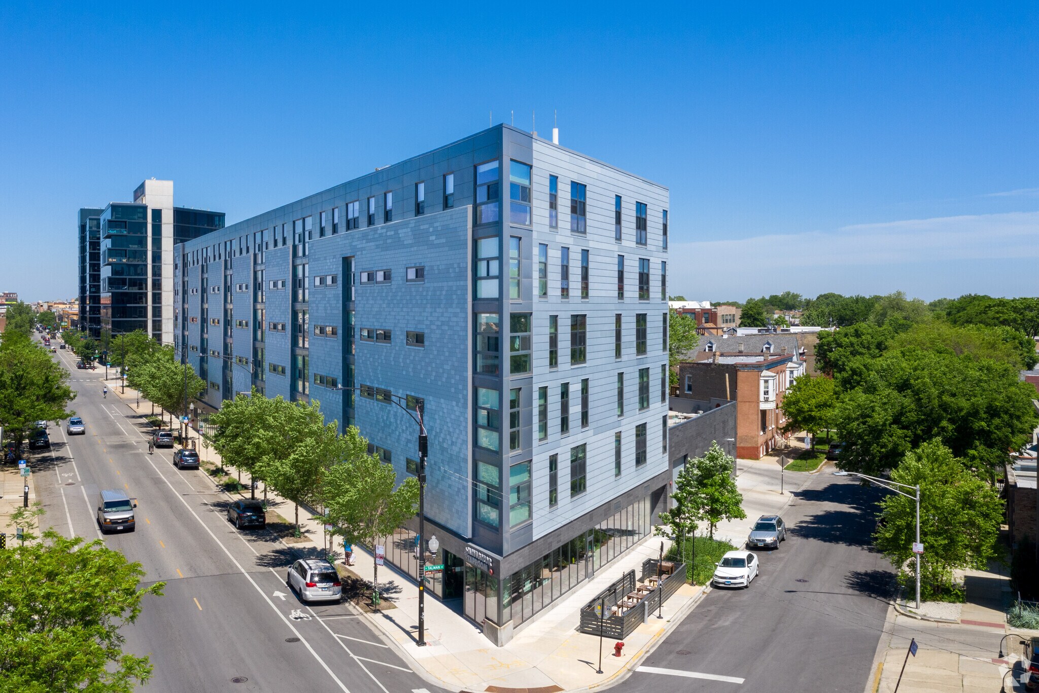 2211 N Milwaukee Ave, Chicago, IL à louer Photo de l’immeuble– Image 1 sur 5