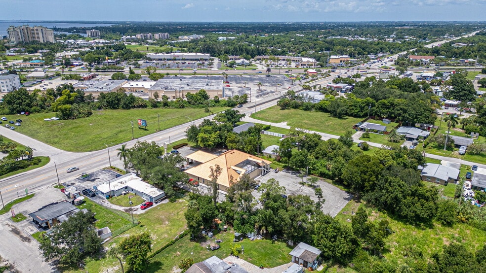 150 Pondella Rd, North Fort Myers, FL à vendre - Photo de l’immeuble – Image 2 sur 27