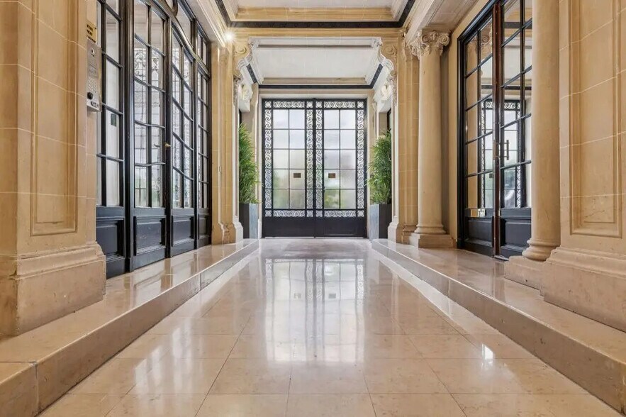 112-114 Rue La Boétie, Paris à louer - Photo de l’immeuble – Image 1 sur 17