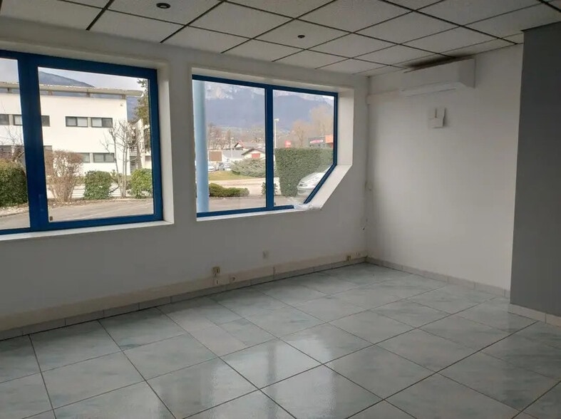 Bureau dans Challes-les-Eaux à vendre - Photo de l’immeuble – Image 2 sur 13