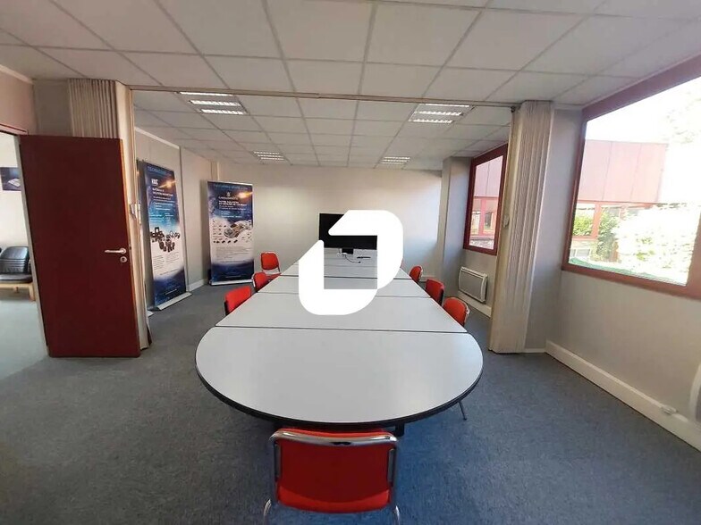 Local d’activités dans Trappes à louer - Photo de l’immeuble – Image 2 sur 10