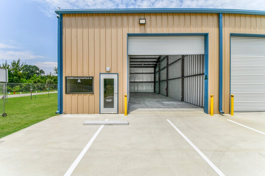 31588 Industrial Park Dr, Pinehurst, TX à louer - Photo de l’immeuble – Image 2 sur 15