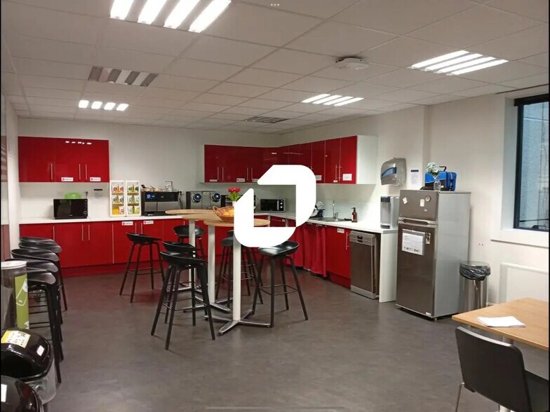 Bureau dans Grenoble à louer - Photo de l’immeuble – Image 2 sur 9