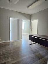 233 S Sharon Amity Rd, Charlotte, NC à louer Photo intérieure– Image 1 sur 5
