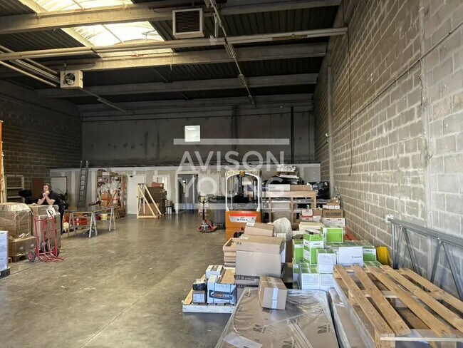 Plus de détails pour Local d'activités à louer