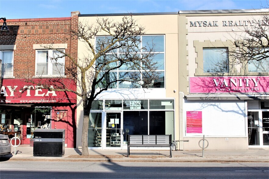2360 Bloor St W, Toronto, ON à louer - Photo de l’immeuble – Image 1 sur 12