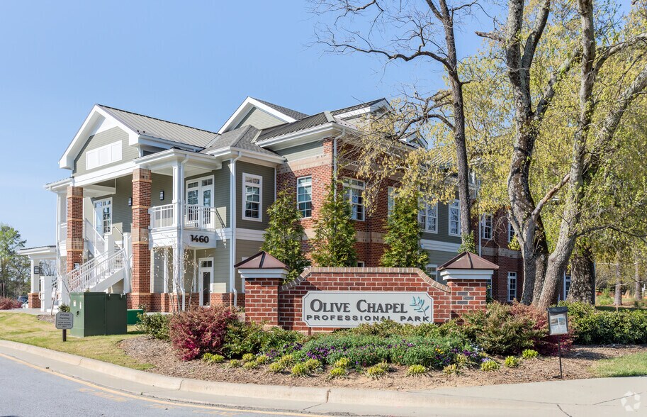 1460 Chapel Ridge Rd, Apex, NC à louer - Photo de l’immeuble – Image 2 sur 16