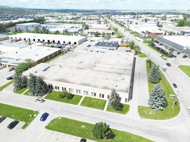 3529 12th St NE, Calgary, AB à louer - Photo de l’immeuble – Image 3 sur 5