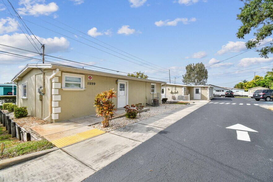 11589 Seminole Blvd, Largo, FL à vendre - Photo de l’immeuble – Image 3 sur 4