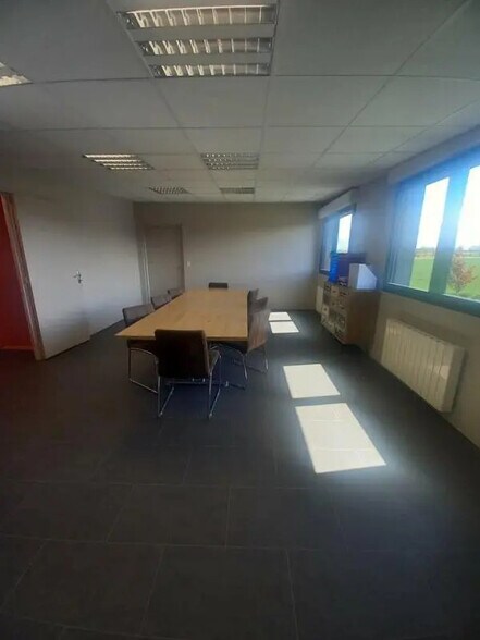 Local d’activités dans DOUVRES-LA-DÉLIVRANDE à louer - Photo intérieure – Image 3 sur 8