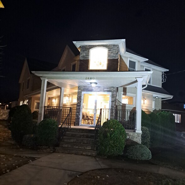 2460 Victory Blvd, Staten Island, NY à louer - Photo de l’immeuble – Image 2 sur 6