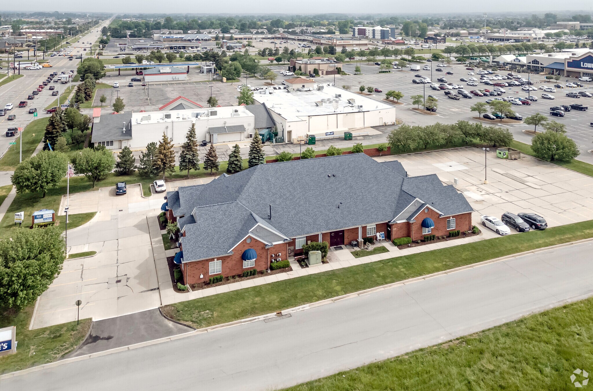 44720 Hayes Rd, Clinton Township, MI à vendre Photo principale– Image 1 sur 5