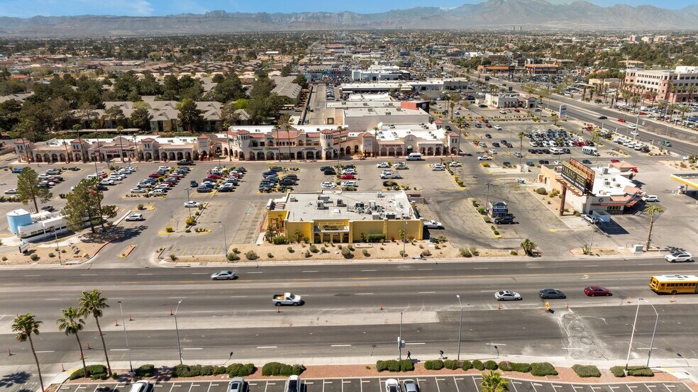 5015 W Sahara Ave, Las Vegas, NV à louer - Photo de l’immeuble – Image 3 sur 3