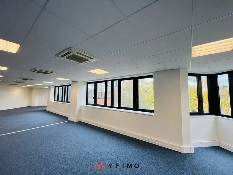 Bureau dans Montigny-le-Bretonneux à louer - Photo de l’immeuble – Image 3 sur 4