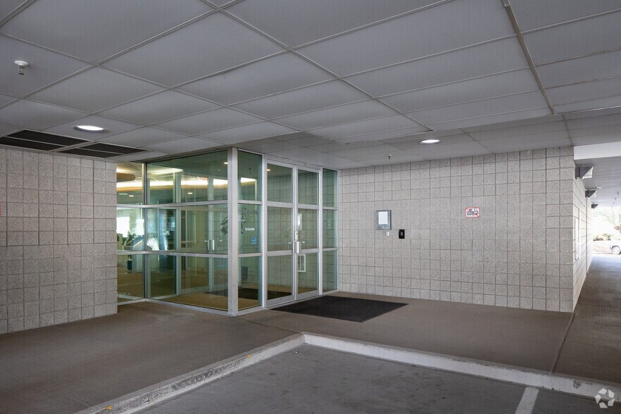 999 Riverview Dr, Totowa, NJ à louer - Photo de l’immeuble – Image 2 sur 3